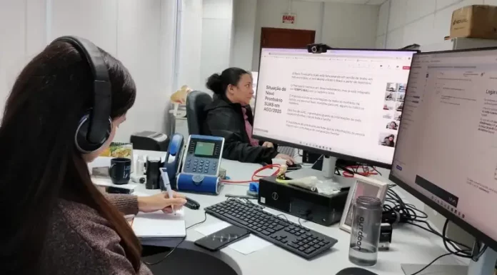 Atendentes da Assistência Social utilizando o novo Prontuário SUAS em seus computadores, durante o processo de implantação do sistema em São José.