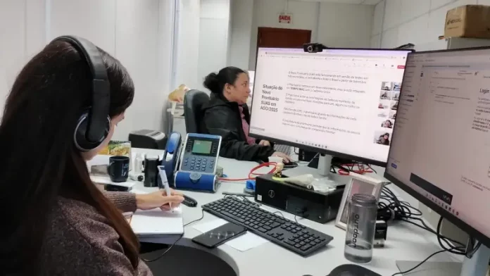 Atendentes da Assistência Social utilizando o novo Prontuário SUAS em seus computadores, durante o processo de implantação do sistema em São José.