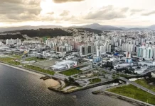 Vista aérea da Beira-Mar de São José. À direita, o mar; ao centro, as áreas de lazer com pistas, quadras e ciclovia; ao fundo, os prédios do bairro Campinas.