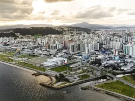 Vista aérea da Beira-Mar de São José. À direita, o mar; ao centro, as áreas de lazer com pistas, quadras e ciclovia; ao fundo, os prédios do bairro Campinas.
