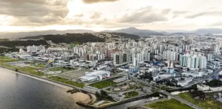Vista aérea da Beira-Mar de São José. À direita, o mar; ao centro, as áreas de lazer com pistas, quadras e ciclovia; ao fundo, os prédios do bairro Campinas.
