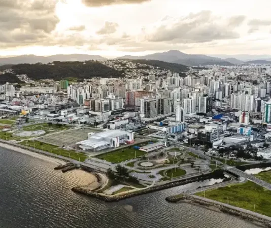 Vista aérea da Beira-Mar de São José. À direita, o mar; ao centro, as áreas de lazer com pistas, quadras e ciclovia; ao fundo, os prédios do bairro Campinas.
