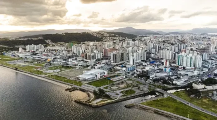 Vista aérea da Beira-Mar de São José. À direita, o mar; ao centro, as áreas de lazer com pistas, quadras e ciclovia; ao fundo, os prédios do bairro Campinas.