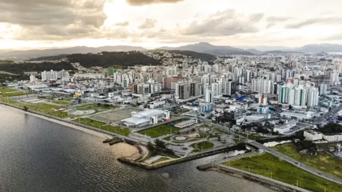 Vista aérea da Beira-Mar de São José. À direita, o mar; ao centro, as áreas de lazer com pistas, quadras e ciclovia; ao fundo, os prédios do bairro Campinas.