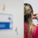 Florianópolis reforça vacinação contra Influenza em grupos prioritários Imagem de enfermeira preparando uma seringa com a vacina contra a Influenza, em um ambiente de saúde, durante a vacinação dos grupos prioritários.