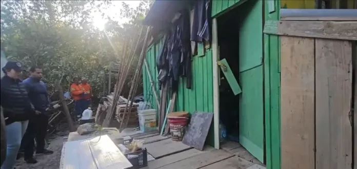 Casa de madeira verde sendo demolida