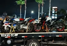 Guincho transporta três motos esportivas apreendidas pela PRF durante fiscalização na BR-101, em Palhoça.