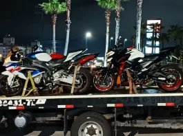 Guincho transporta três motos esportivas apreendidas pela PRF durante fiscalização na BR-101, em Palhoça.