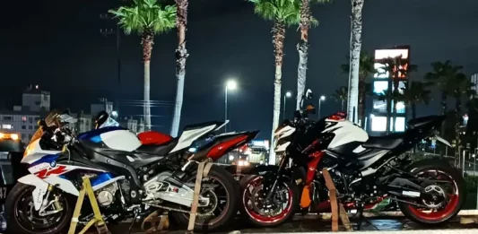 Guincho transporta três motos esportivas apreendidas pela PRF durante fiscalização na BR-101, em Palhoça.