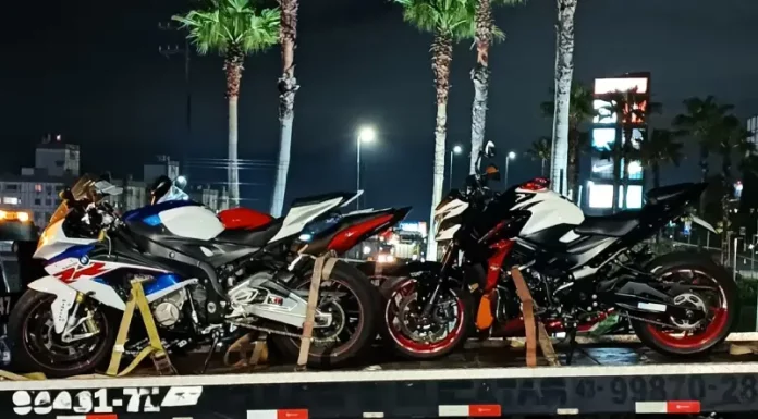 Guincho transporta três motos esportivas apreendidas pela PRF durante fiscalização na BR-101, em Palhoça.