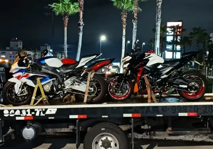 Guincho transporta três motos esportivas apreendidas pela PRF durante fiscalização na BR-101, em Palhoça.