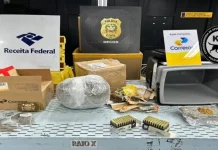 Na foto, aparecem os emblemas da Receita Federal, da Polícia Civil e dos Correios alinhados na parte superior. Abaixo, sobre uma superfície clara, estão expostas armas, munições e substâncias entorpecentes apreendidas na operação que investigou encomendas enviadas pelos Correios.