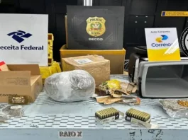 Na foto, aparecem os emblemas da Receita Federal, da Polícia Civil e dos Correios alinhados na parte superior. Abaixo, sobre uma superfície clara, estão expostas armas, munições e substâncias entorpecentes apreendidas na operação que investigou encomendas enviadas pelos Correios.