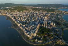 Vista aérea de Florianópolis, cidade mais competitiva do Brasil pelo terceiro ano consecutivo, segundo o Ranking de Competitividade dos Estados