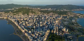 Vista aérea de Florianópolis, cidade mais competitiva do Brasil pelo terceiro ano consecutivo, segundo o Ranking de Competitividade dos Estados