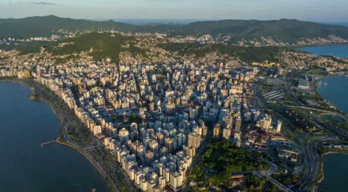 Vista aérea de Florianópolis, cidade mais competitiva do Brasil pelo terceiro ano consecutivo, segundo o Ranking de Competitividade dos Estados
