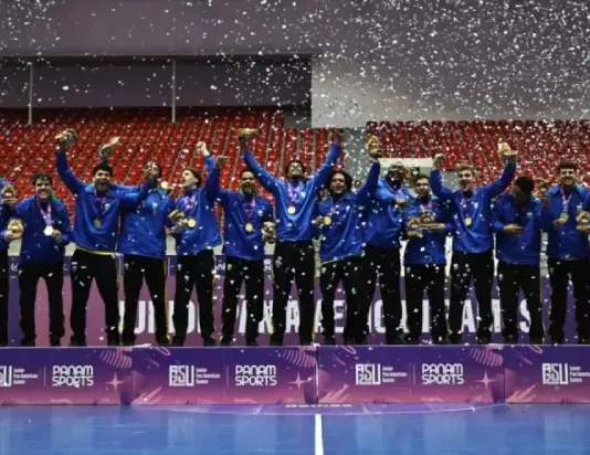 Jogadores da Seleção Brasileira de Handebol comemoram o título do Pan-Americano Júnior 2025, incluindo os atletas de São José, Gabriel Silva e Lucas Silva.