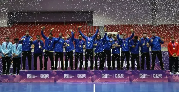 Jogadores da Seleção Brasileira de Handebol comemoram o título do Pan-Americano Júnior 2025, incluindo os atletas de São José, Gabriel Silva e Lucas Silva.