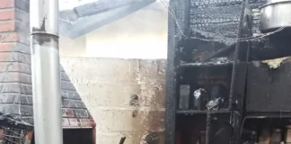Cozinha da residência completamente destruída após incêndio na manhã deste domingo (31), em Biguaçu.