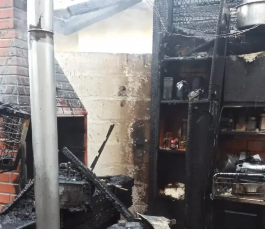 Cozinha da residência completamente destruída após incêndio na manhã deste domingo (31), em Biguaçu.