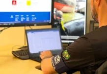 Policial da Interpol analisa informações em um computador durante investigação sobre estrangeiro preso em Florianópolis por fraudes milionárias no Chile.