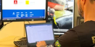Policial da Interpol analisa informações em um computador durante investigação sobre estrangeiro preso em Florianópolis por fraudes milionárias no Chile.