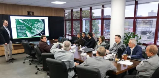 Coamo anuncia novo porto em Santa Catarina com investimento de R$ 3 bilhões Executivos da Coamo reunidos com o governador Jorginho Mello e equipe durante o anúncio do novo porto em Itapoá, que terá investimento de R$ 3 bilhões