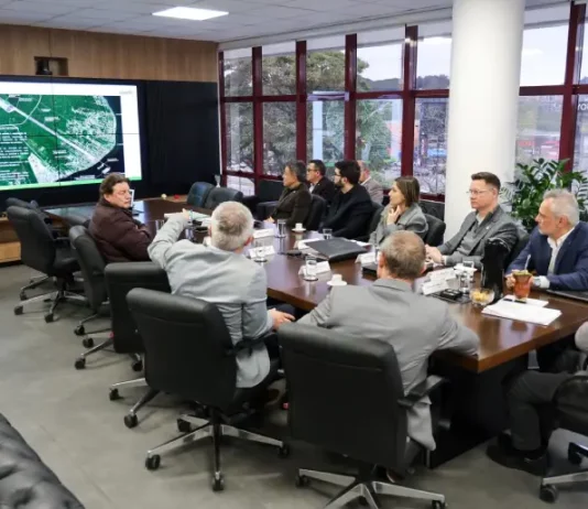 Executivos da Coamo reunidos com o governador Jorginho Mello e equipe durante o anúncio do novo porto em Itapoá, que terá investimento de R$ 3 bilhões