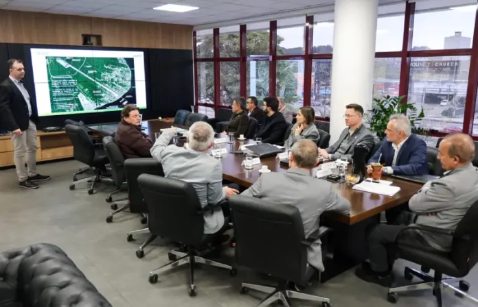 Executivos da Coamo reunidos com o governador Jorginho Mello e equipe durante o anúncio do novo porto em Itapoá, que terá investimento de R$ 3 bilhões