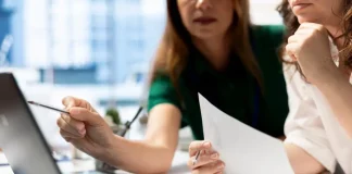 Empresárias analisando planilhas financeiras em laptop, planejando decisões estratégicas para o sucesso de novos negócios
