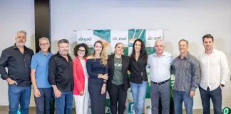 Conselho da Abrasel SC posando para foto em evento da entidade.