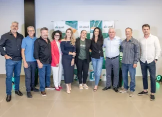 Conselho da Abrasel SC posando para foto em evento da entidade.
