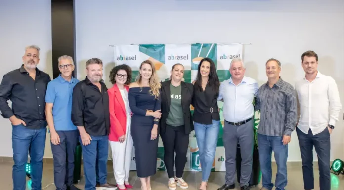 Conselho da Abrasel SC posando para foto em evento da entidade.