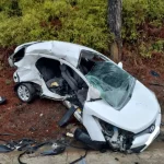 Grave acidente de trânsito com duas vítimas fatais em Rancho Queimado Hyundai HB20 com a lateral direita completamente destruída após acidente na BR-282 em Rancho Queimado.