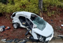 Hyundai HB20 com a lateral direita completamente destruída após acidente na BR-282 em Rancho Queimado.