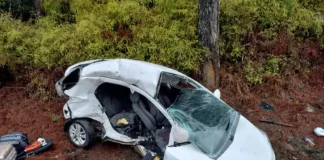 Hyundai HB20 com a lateral direita completamente destruída após acidente na BR-282 em Rancho Queimado.