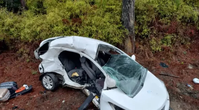 Grave acidente de trânsito com duas vítimas fatais em Rancho Queimado Hyundai HB20 com a lateral direita completamente destruída após acidente na BR-282 em Rancho Queimado.