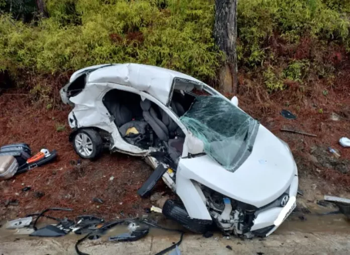 Hyundai HB20 com a lateral direita completamente destruída após acidente na BR-282 em Rancho Queimado.
