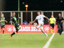 Jogadores do Avaí e América-MG disputando a bola em lance de drible durante partida, em jogo marcado pela crise e dificuldades do Avaí.