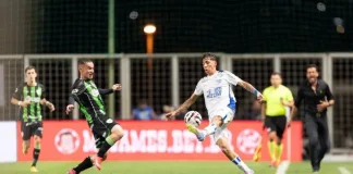 Jogadores do Avaí e América-MG disputando a bola em lance de drible durante partida, em jogo marcado pela crise e dificuldades do Avaí.