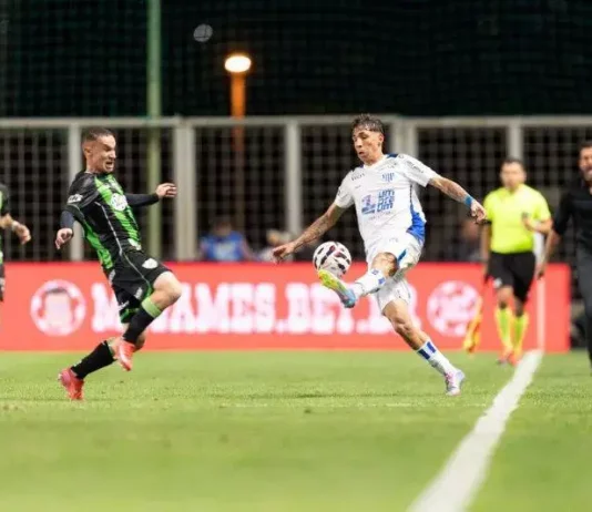 Jogadores do Avaí e América-MG disputando a bola em lance de drible durante partida, em jogo marcado pela crise e dificuldades do Avaí.
