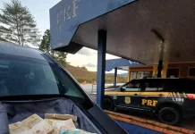 Mala repleta de cédulas apreendida pela PRF durante fiscalização na BR-282, em Rancho Queimado.