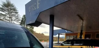 Mala repleta de cédulas apreendida pela PRF durante fiscalização na BR-282, em Rancho Queimado.