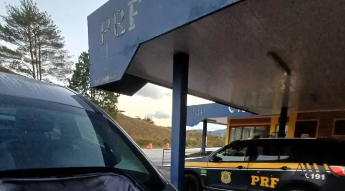 Mala repleta de cédulas apreendida pela PRF durante fiscalização na BR-282, em Rancho Queimado.