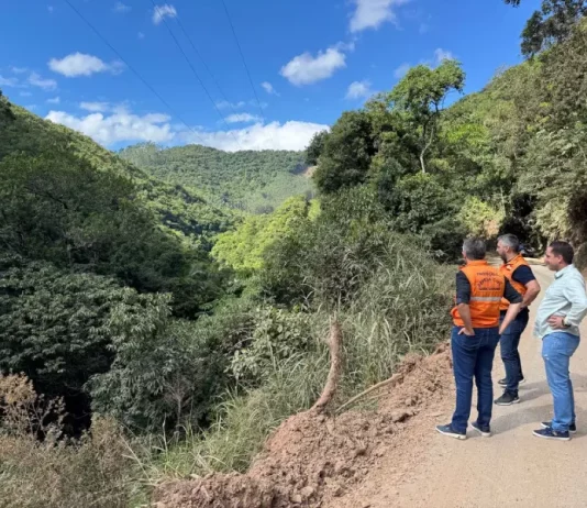 técnicos analisam a área destinada à construção da Barragem de Botuverá
