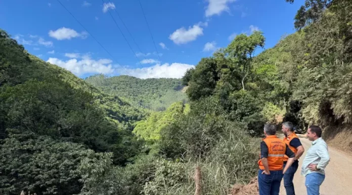técnicos analisam a área destinada à construção da Barragem de Botuverá