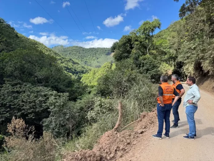 técnicos analisam a área destinada à construção da Barragem de Botuverá