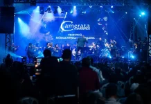 Músicos da Camerata Florianópolis se apresentam no palco do Teatro Álvaro de Carvalho