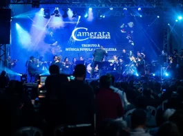 Músicos da Camerata Florianópolis se apresentam no palco do Teatro Álvaro de Carvalho