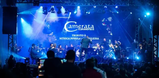 Músicos da Camerata Florianópolis se apresentam no palco do Teatro Álvaro de Carvalho